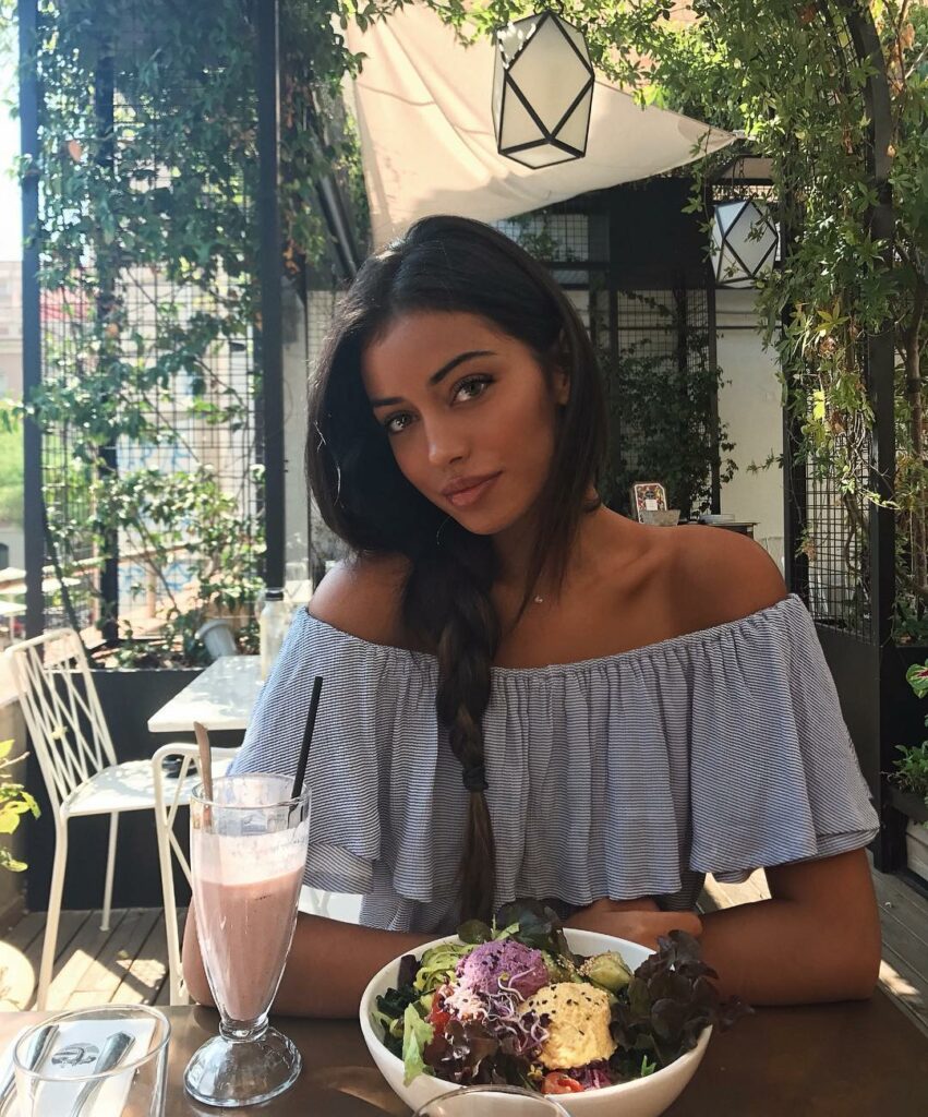 *poses w my salad* *gets 3 desserts*...