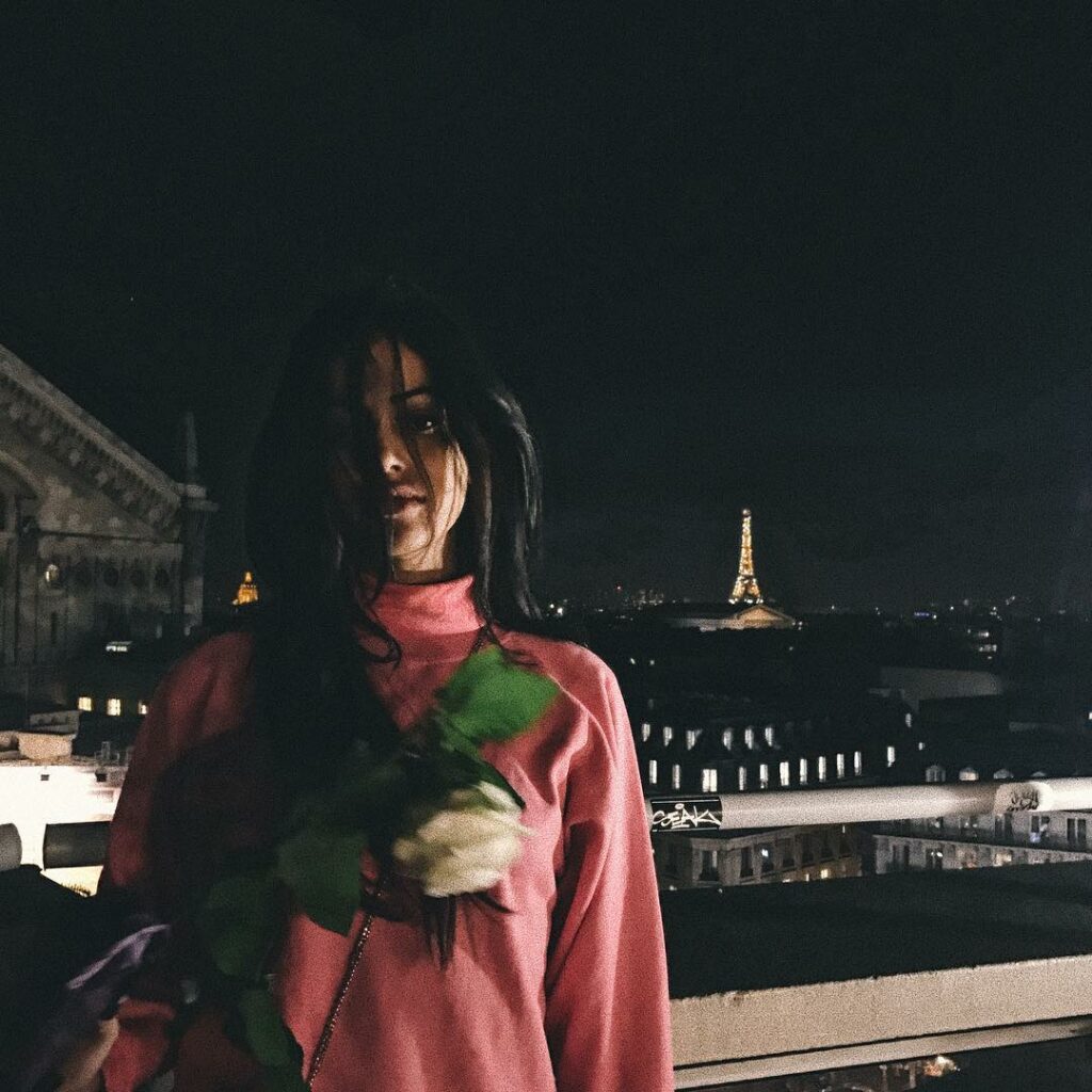 i wish i was in Paris rn...
