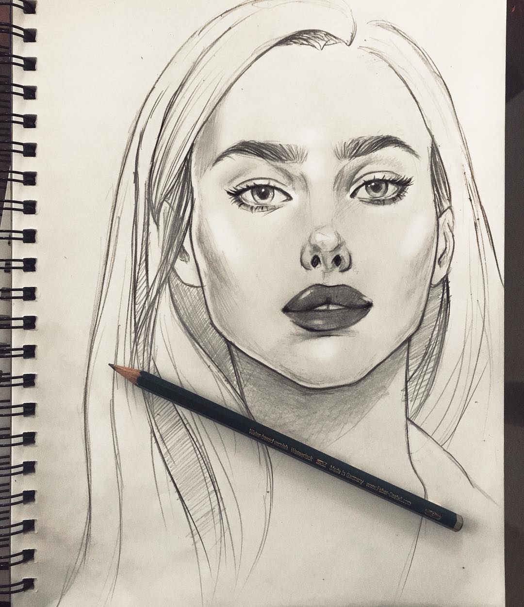 Девушка карандашом. Портрет ИНСТАСАМКИ карандашом. Идеи для рисунков карандашом девушек. Фото портрет девушка карандашом.