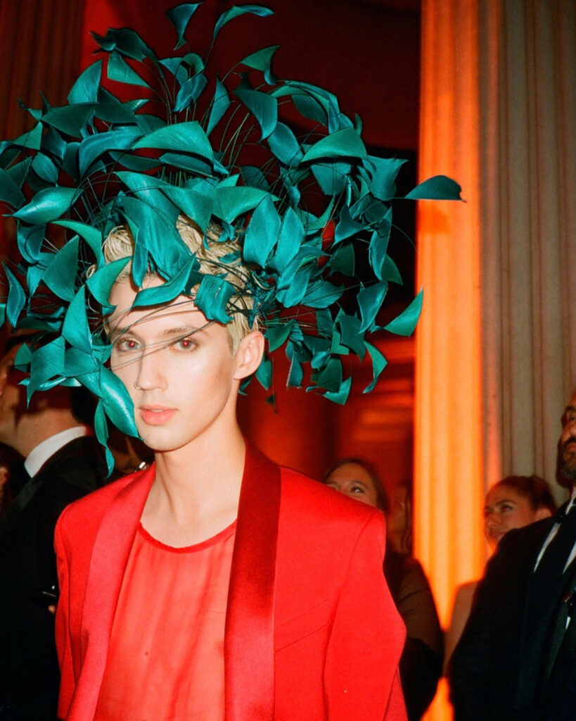 they let me bring my camera into The Met @voguemagazine ...