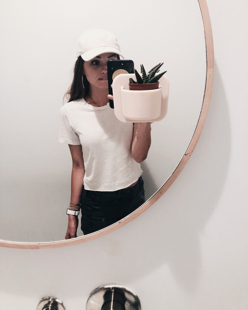 This succulent has made friends wth the mirror and I’m tryna take a lesson
photo...
