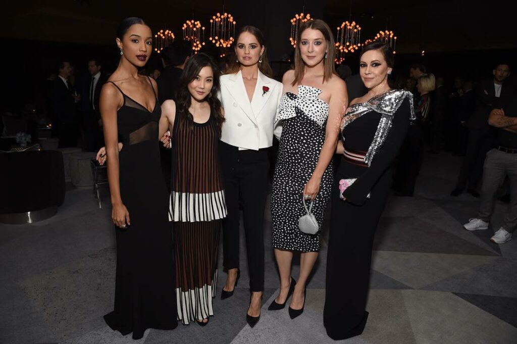 my @insatiable ladies all around me got me feeling like The Bachelor 

Missing ...