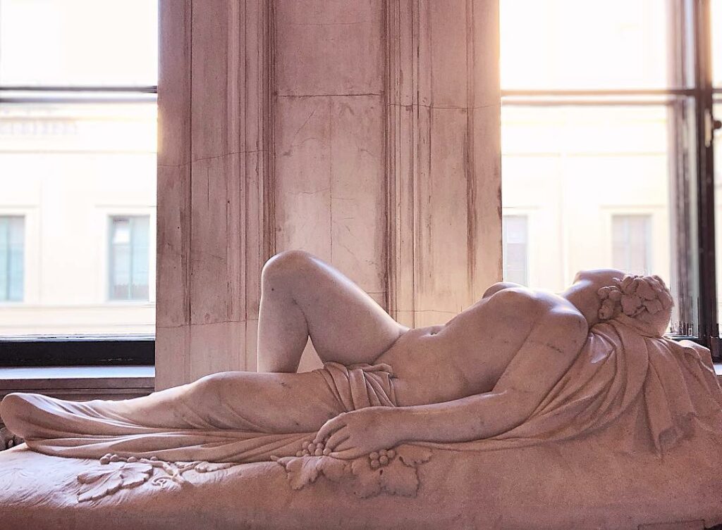 found myself in russia ps: i love the female body...