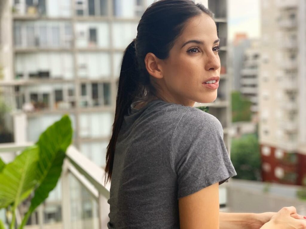 V i e r n e s ! Y se viene la lluvia ???? No importa pero ponemos onda igual ! 
...