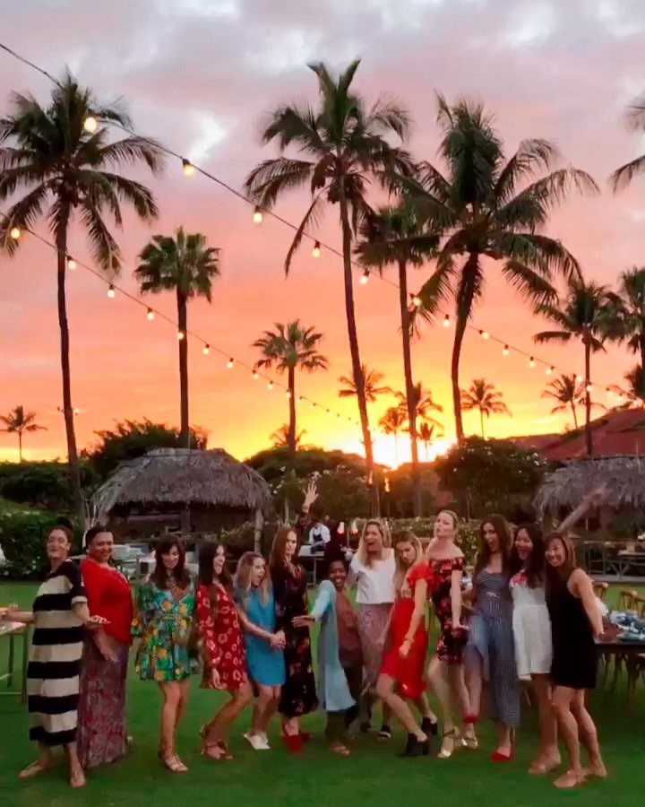 Florals? For Hawaii? Groundbreaking

cant believe @fsmaui exists this gorgeously...