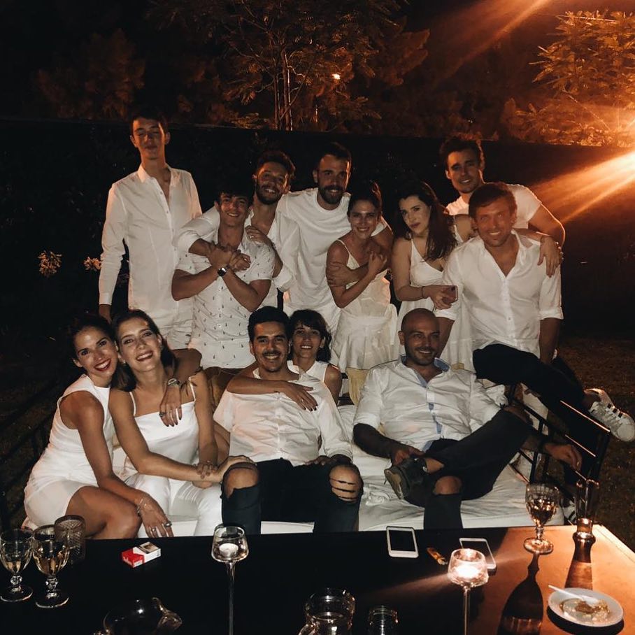 Así arrancamos el año nosotros ! Mis amiguis los amouuuu! 
Feliz año a todos. 
G...