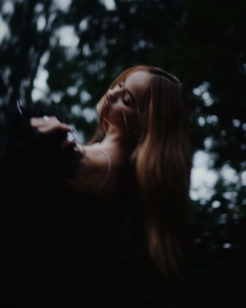 Stolen kisses on borrowed time, 
I can be your second hand
Worse off than we eve...