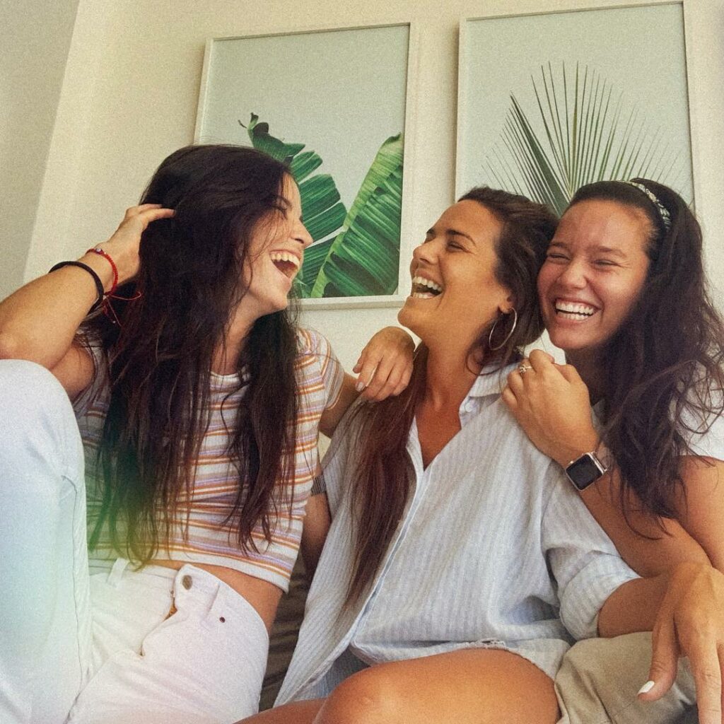 Risas con ellas @manuvialeok @micavazquezok 
Feliz jueves a todos !  En que anda...