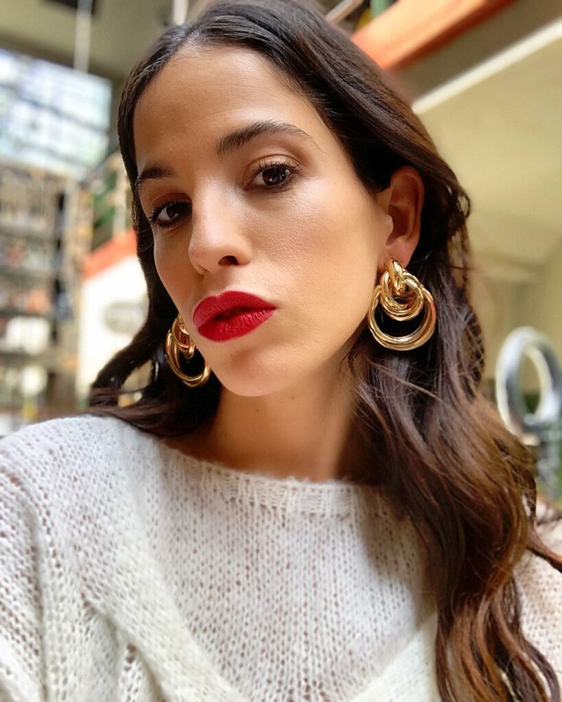 Hola hola hola !  
En esta foto un #AskCande ? 
Acá estoy para leerlos ...