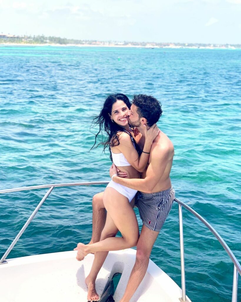 Unas vacaciones de mucho amor  @ruggeropasquarelli Sos un gordito Gil ...