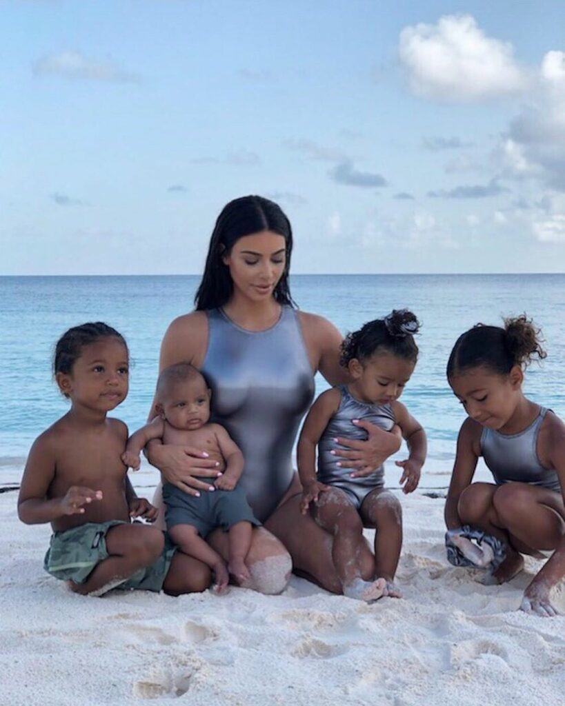 ‪Bahamas  Pics Coming Up!  I thought taking a pic with three kids was hard OMG t...