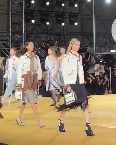 finale at @burberry 
a beautiful show @riccardotisci17 ...