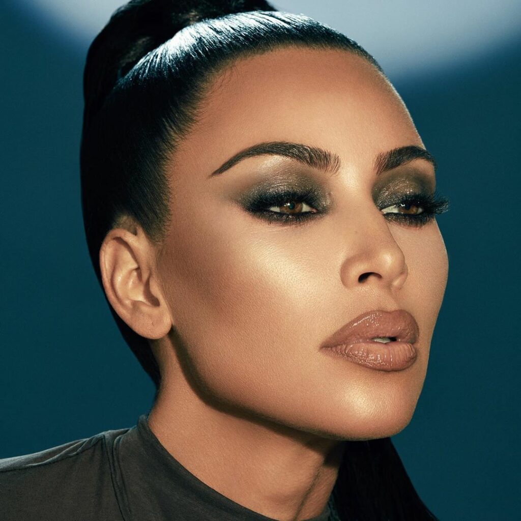 I’m using the @kkwbeauty Winnie palette,  highlighter and gloss here  KKW X WINN...