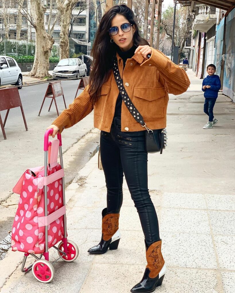 A veces voy al súper muy casual !  A quien ven atrás mío?
Feliz sábado!...
