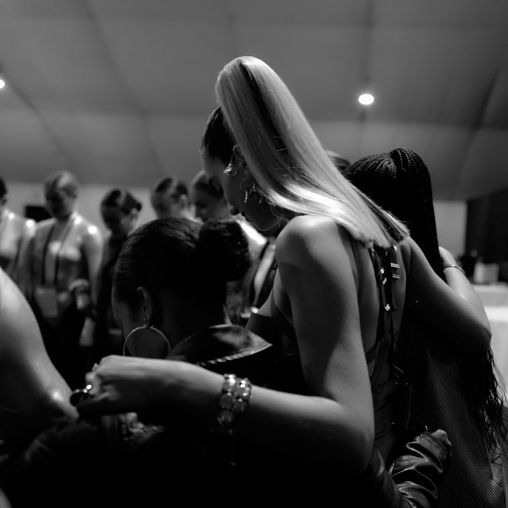 Important pre-stage moments with the girls, shot by @pixielevinson  see you toni...