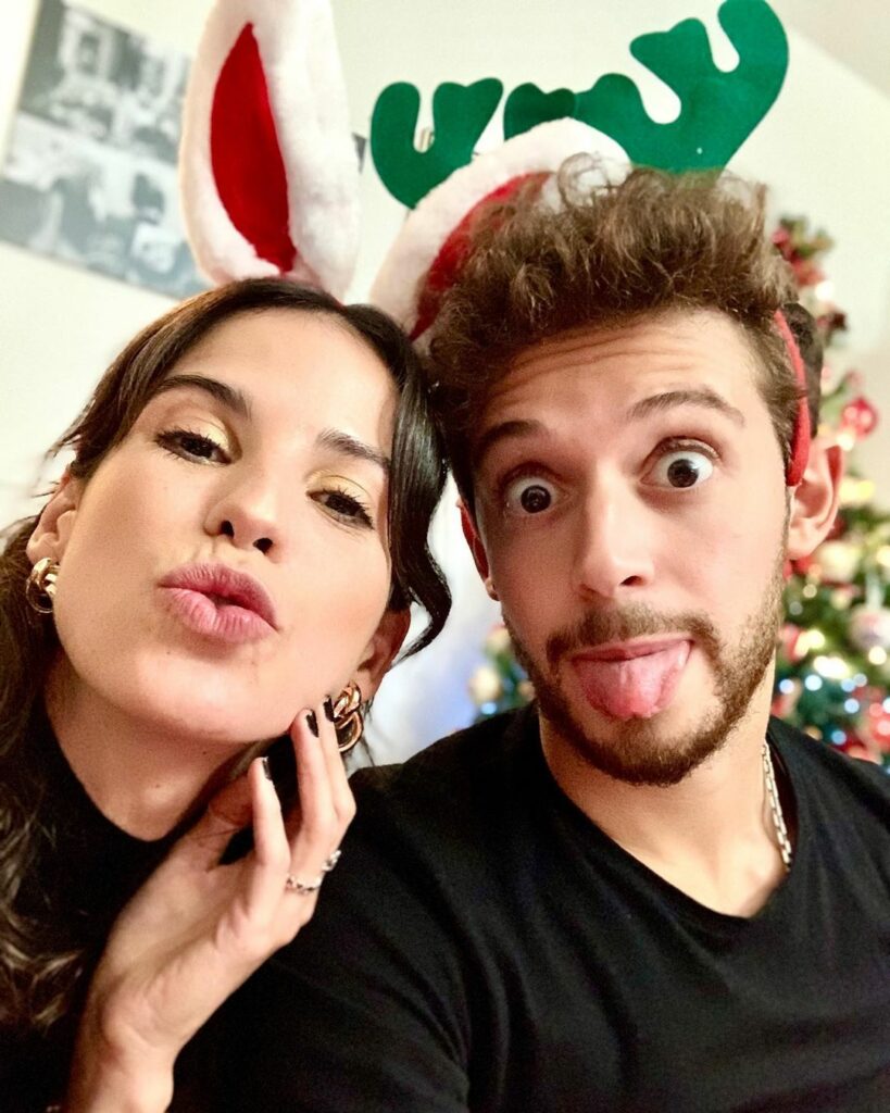 Feliz navidad les deseamos desde aquí! Pasen una noche buena llena de amor y cha...