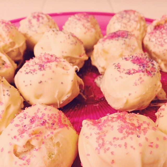 cakeBALLIN' 
#bakenight #treatsforfriends...