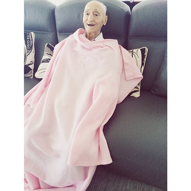 might have to be my screen saver for the rest of my life. that pink snuggie tho....