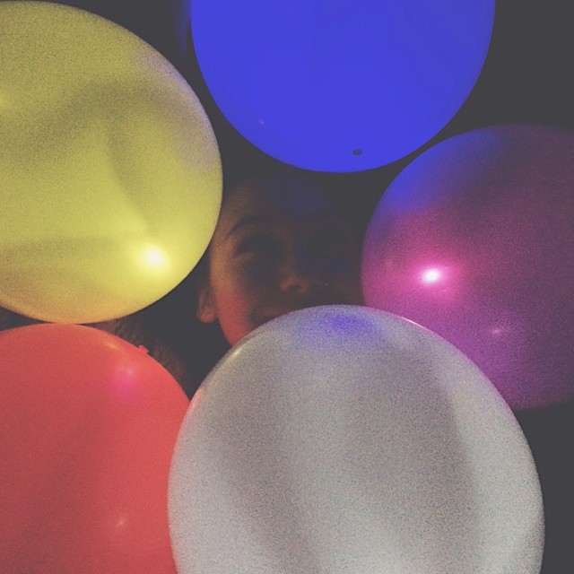 glow in tha dark balloons in da bed @telana11...