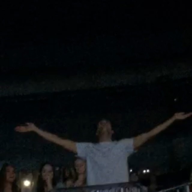 OMG THIS BAAAAABY LIVING IN THE AUDIENCE #honeymoonchurch I LOVE YOUUU...