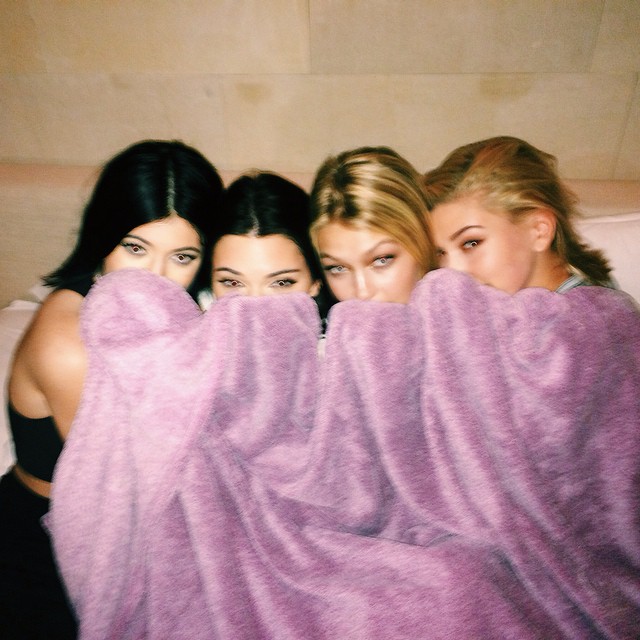 2 brunettes X 2 blondes...