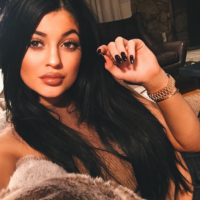 Just changed my #KylieHairKouture extensions to my jet back 20" clip ins :) link...