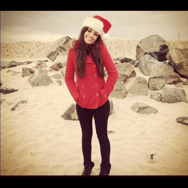 IM AT THE BEACH WEARING A CHRISTMAS HAT I LOVE IRONY...