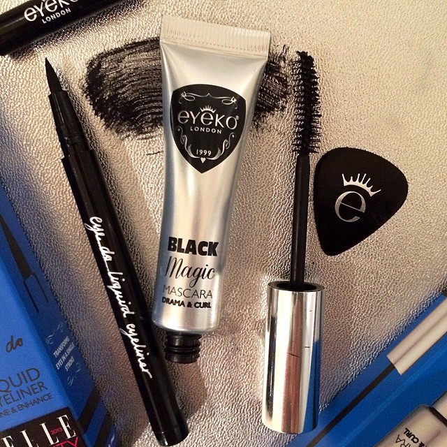Secret weapon from the #AMA's - creates the PERFECT black cat eye! Living for @e...