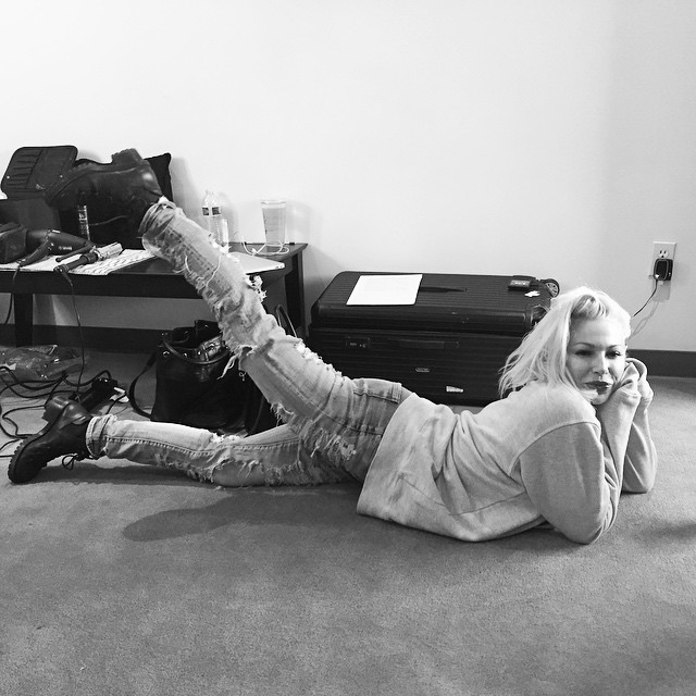 Uuuuuummmmmm I think @joycebonelli is tired lol #SetLife #LegLifts...