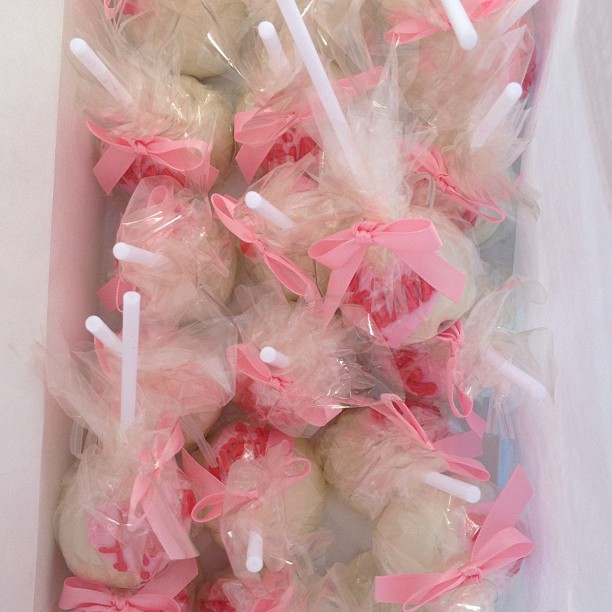 Passing out season wrap gifts with mom and Alexa.. Thanks to @SweetEesBakeShop...