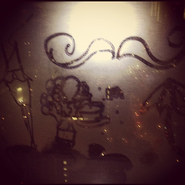 Foggy window drawings, thirty stories up. @Chrishoran20 draws something gorgeous...