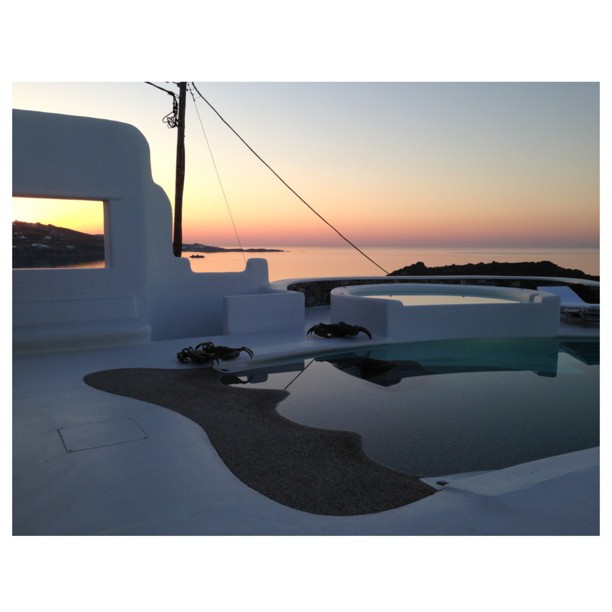 I make @sofiarichie1 and @princesspiamia talk to me while I watch the sun go up ...