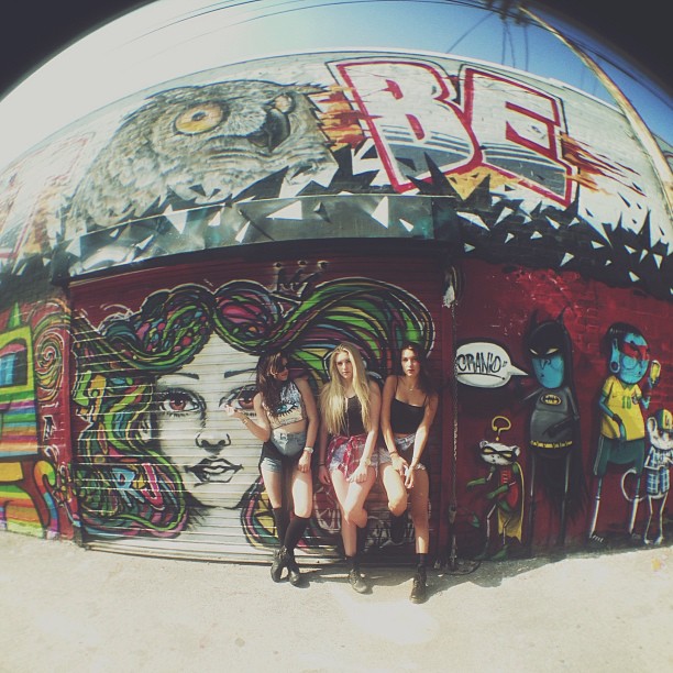 trio @bellahadid @iputtheindustryonmyback...