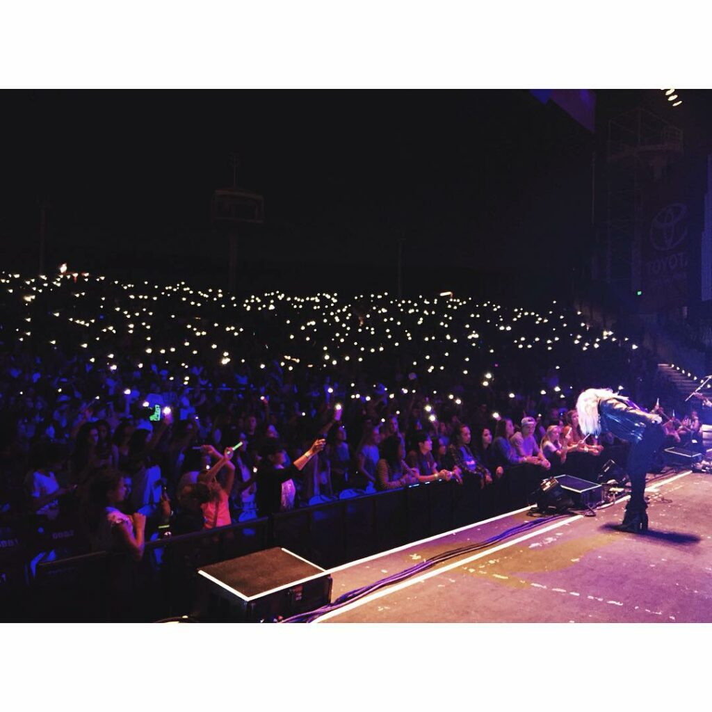 "We're just kids; we'll be alright
Uptown stars in downtown skies 
Drunken love ...
