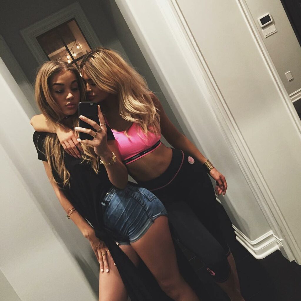 J A S M I N E teaching me that blondes have more fun. @golden_barbie...