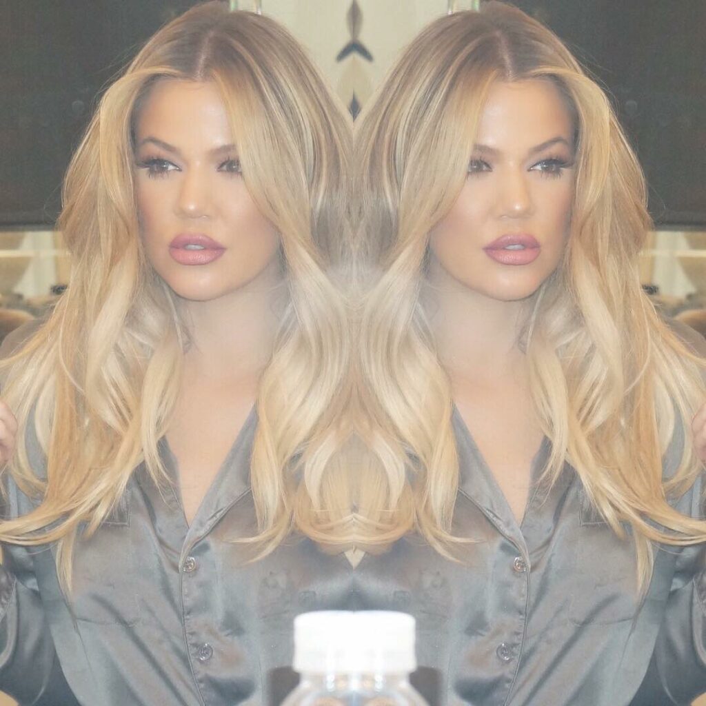 Bombshell waves by @cesar4styles and Berry lips  by @styledbyhrush!!! #Kardashia...