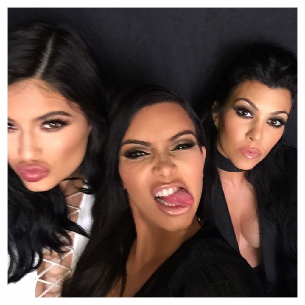 Set life @kyliejenner @kourtneykardash...