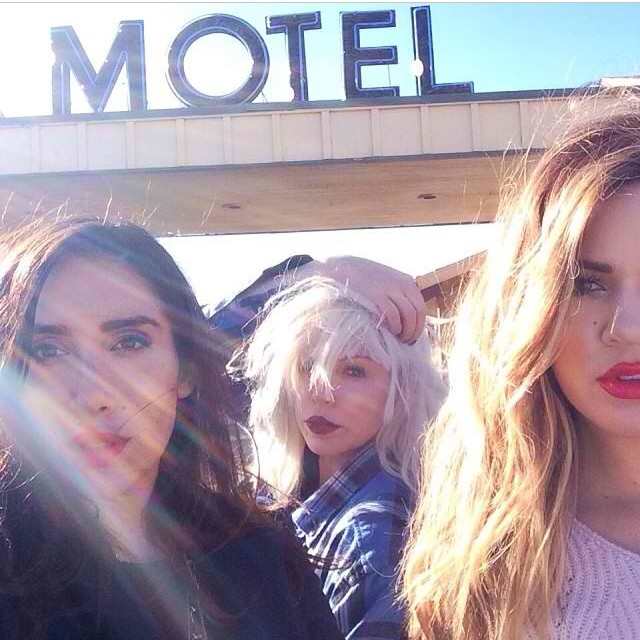 We classy @joycebonelli @jenatkinhair #SetLife...