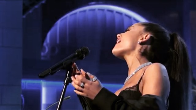 #DangerousWoman out now !!! link in bio ♡ performance from @nbcsnl 
thank you to...