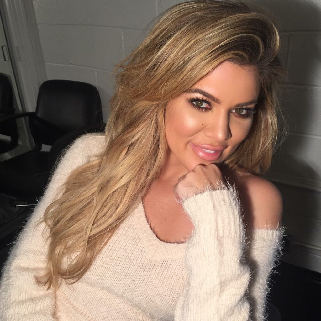 Happy Friday!!! Follow my beauty gurus @joycebonelli @jenatkinhair...