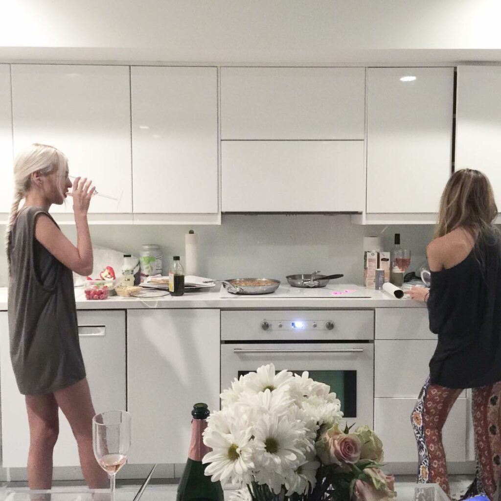 my bb @bl0ndeangels throw a paella party......