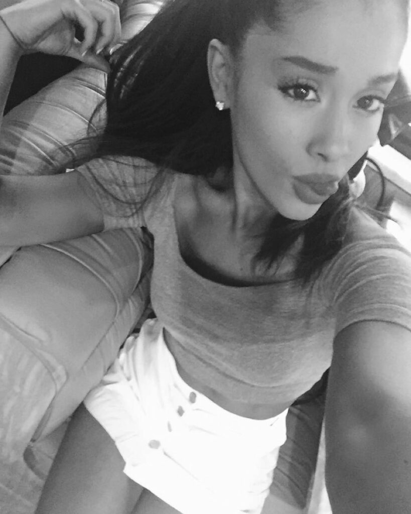 Ariana Grande: please comment 3 nice things about yourself below (example: “I’m cute af”, “I’m … please comment 3 nice things about yourself below (example: "I'm cute af", "I'm ...