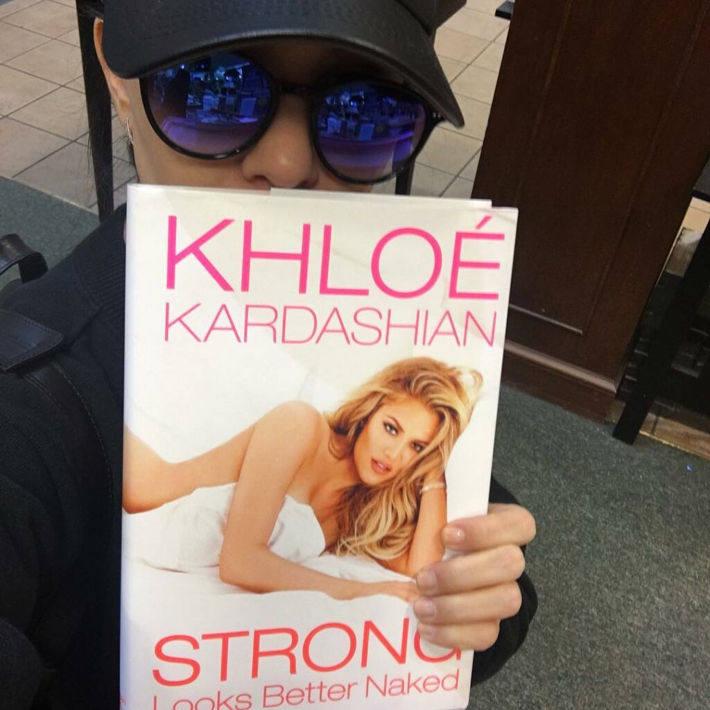 I just love @kourtneykardash!!! She's the Queen creeper in this picture!!! I lov...