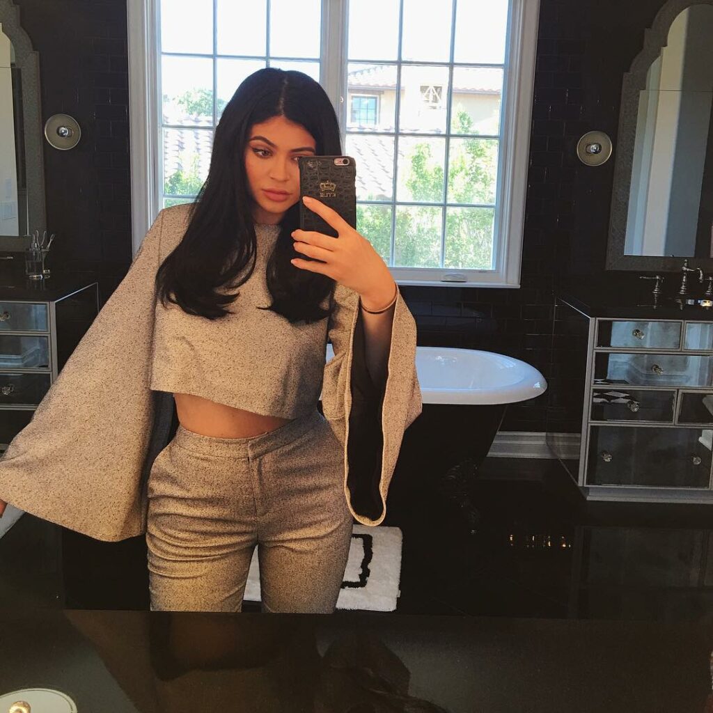 Waiting for @kourtneykardash...