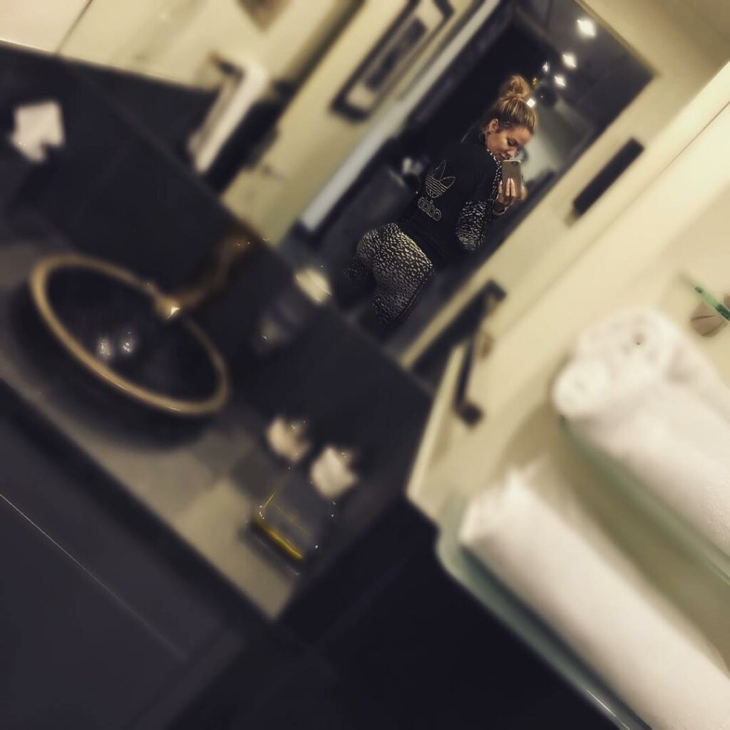 Shameless bathroom gym selfie ...