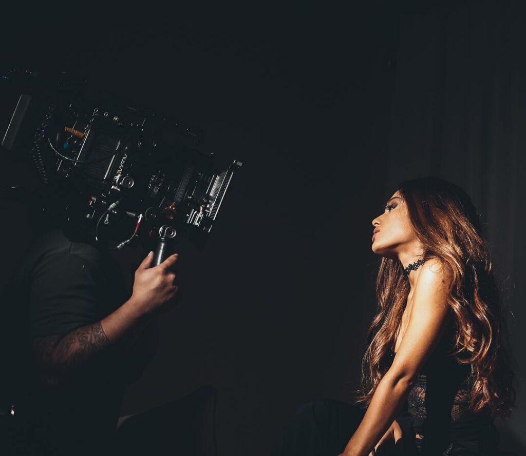 ♡  dangerous woman visual 1 on Vevo...