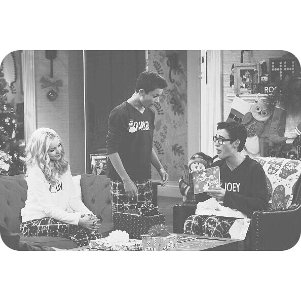 merry Christmas, from the Rooney family  catch a brand new #livandmaddie tmrw ni...