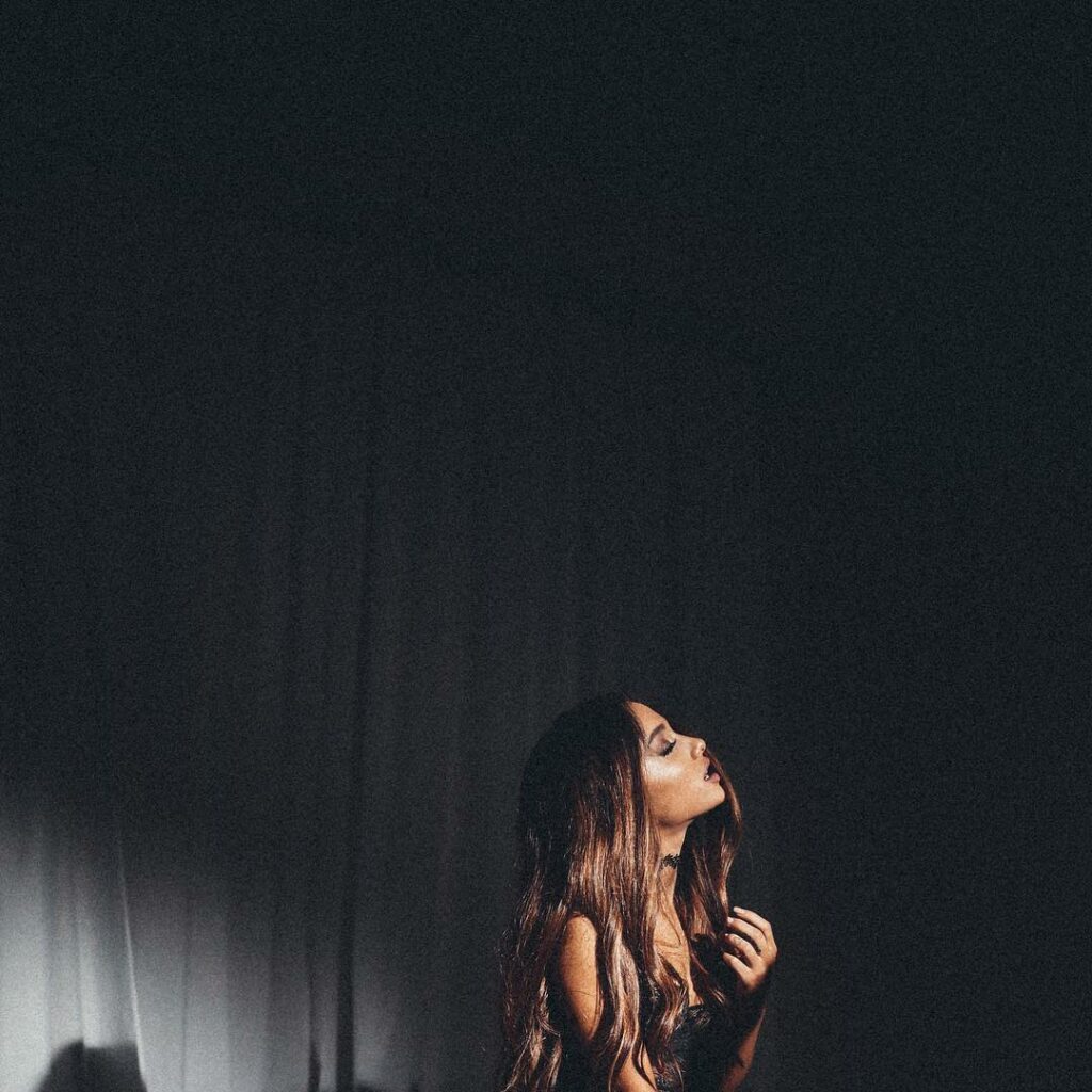 ♡  dangerous woman visual 1 on Vevo...