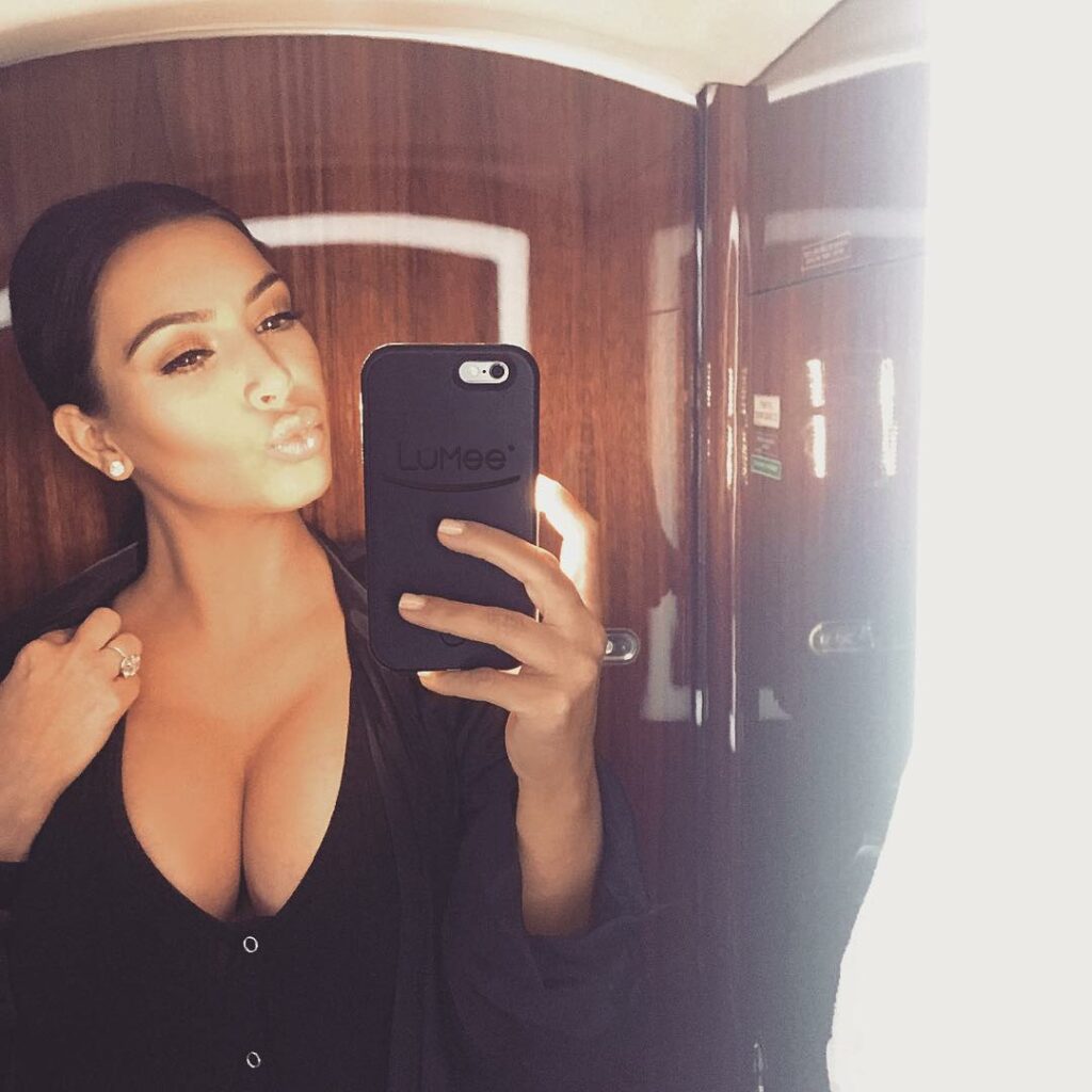 Selfies about to be LIT! Today on my app I talk about the perfect selfie lightin...