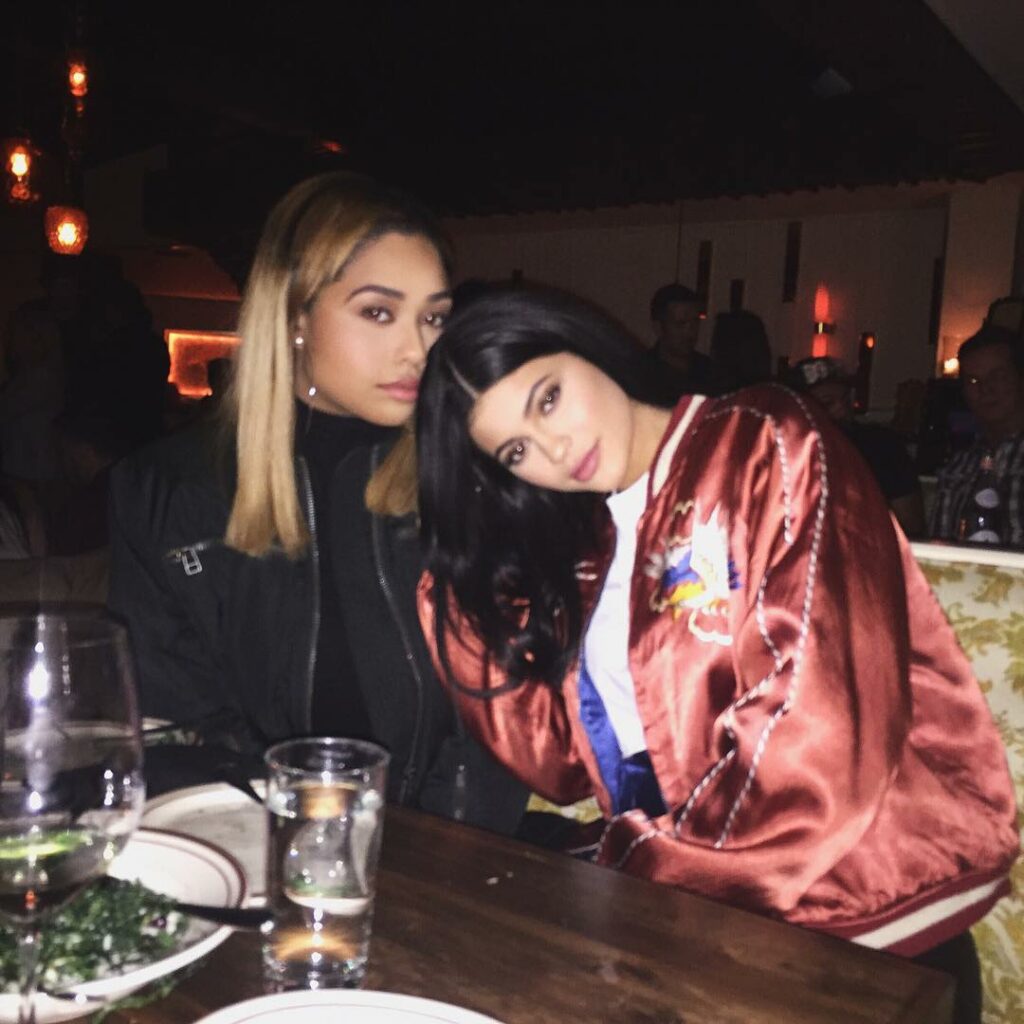 shoutout to jordyn that's my bitch cuz she tells me everything ...